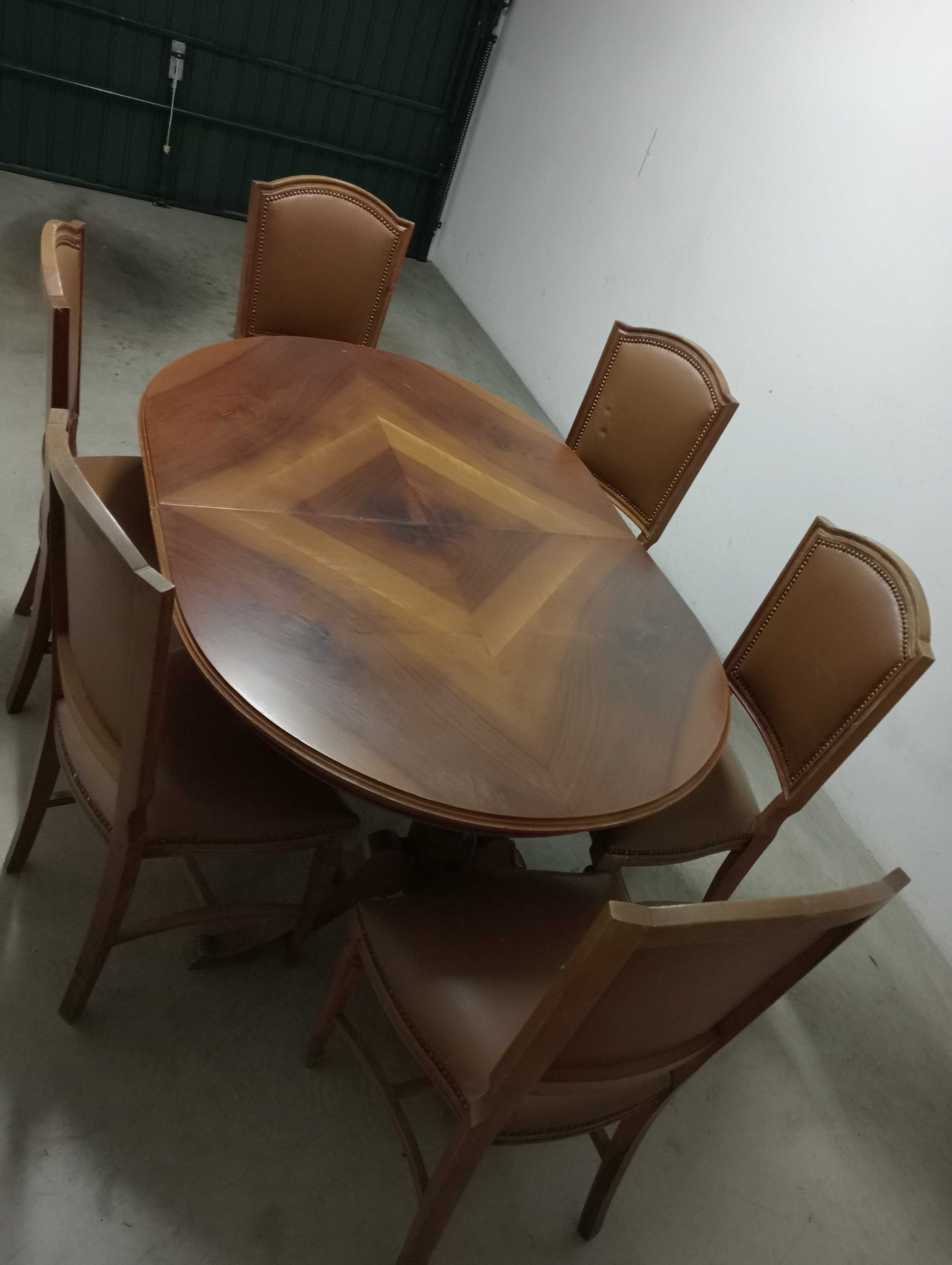 Mesa e cadeiras em nogueira