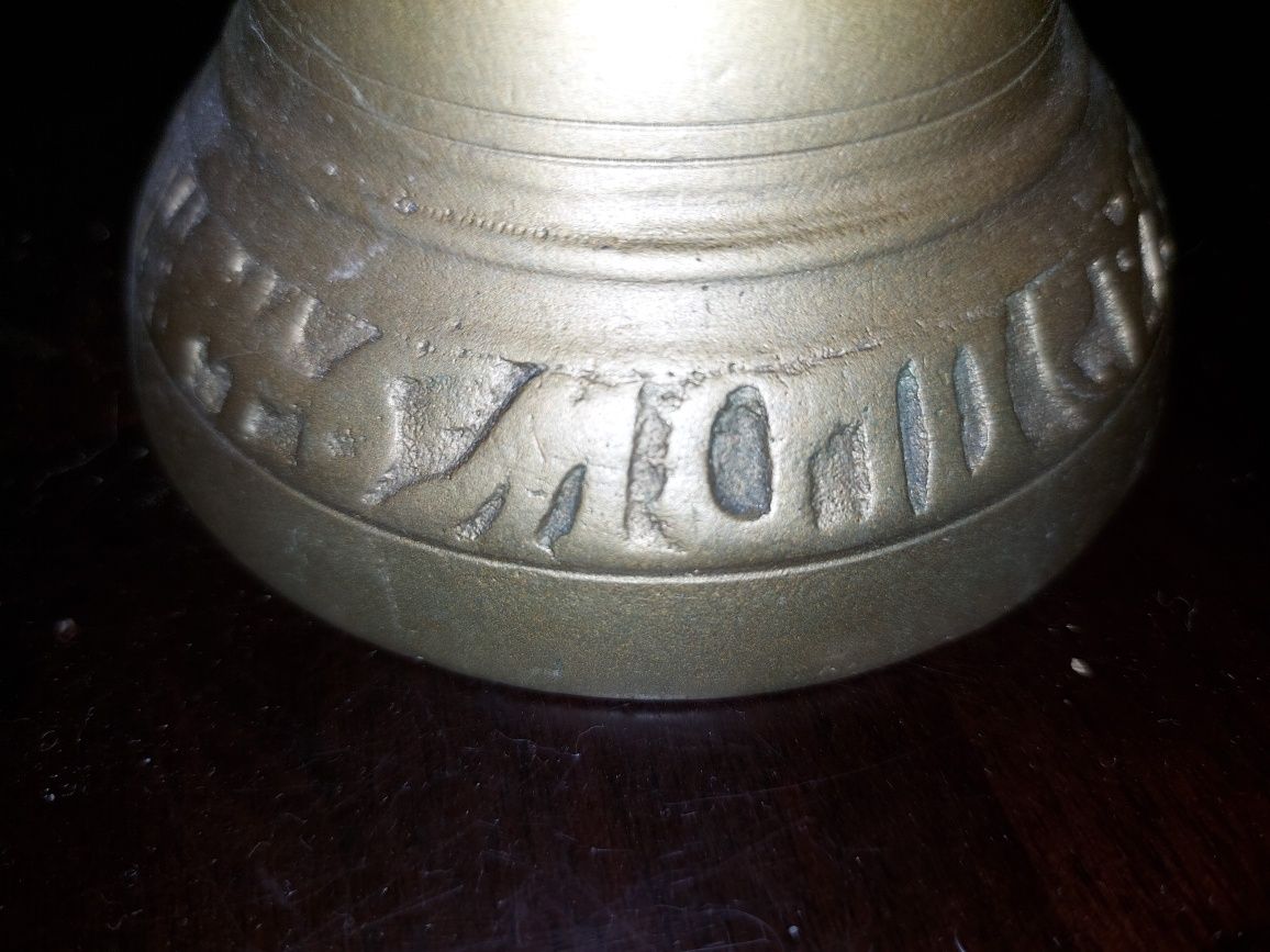 Dzwonek stary zdobiony napisem cyrylica ,brak serca ,stan bardzo Ok.