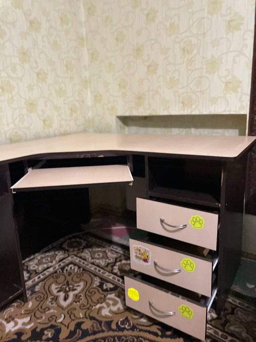 Офісний стіл з поличками