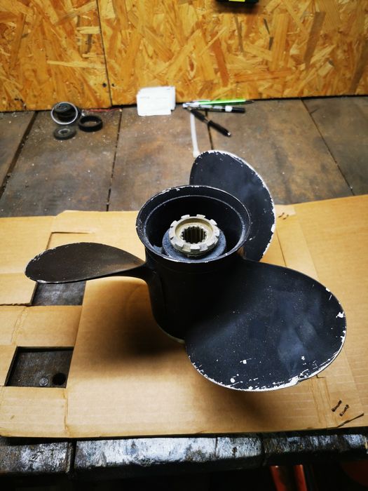 Śruba do  silnika Mercury