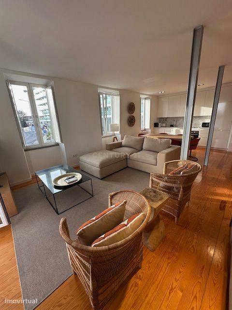 T2 mobilado, com vista mar e parqueamento no centro de Estoril