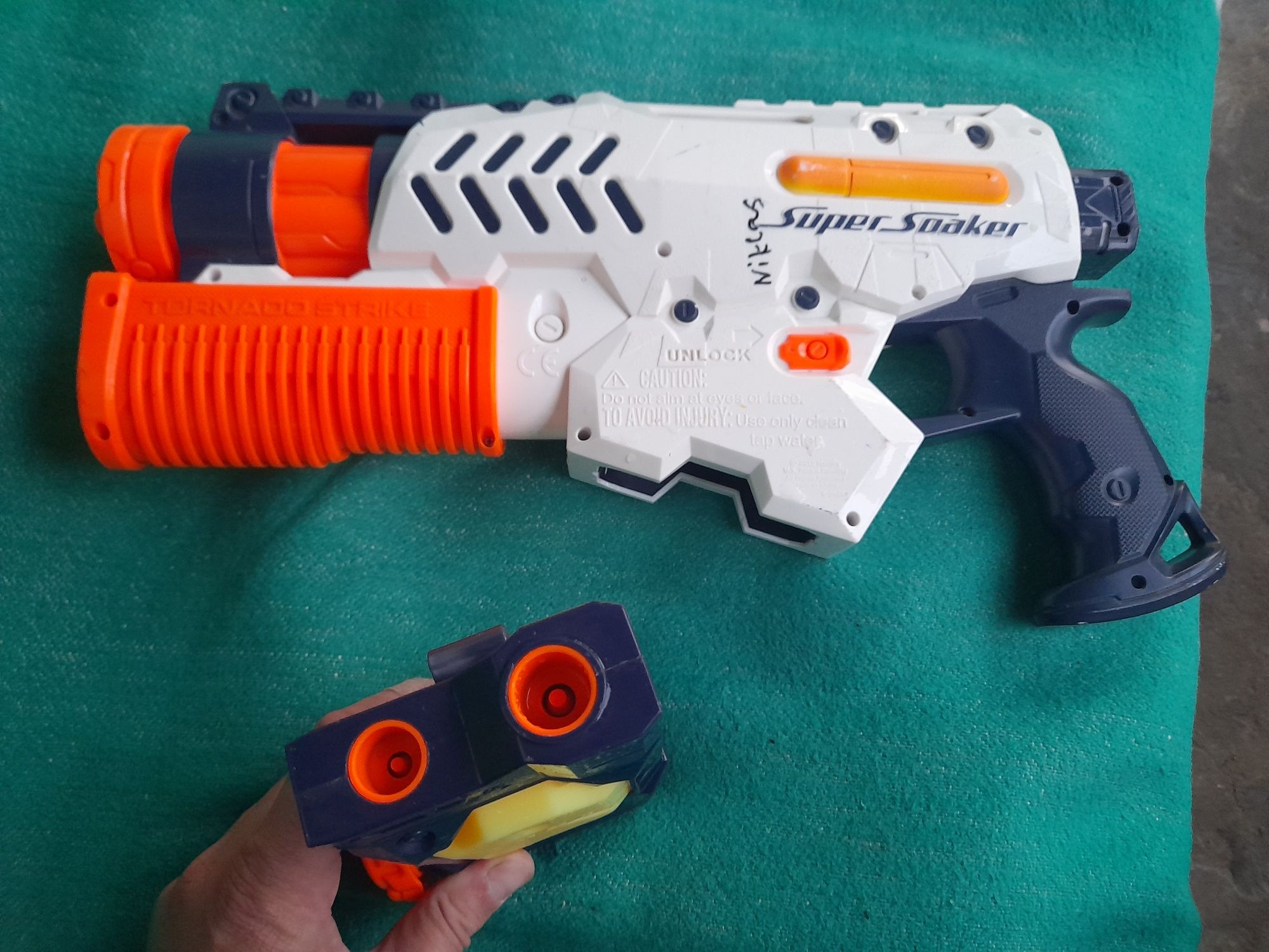 Водяний бластер "Super Soaker"