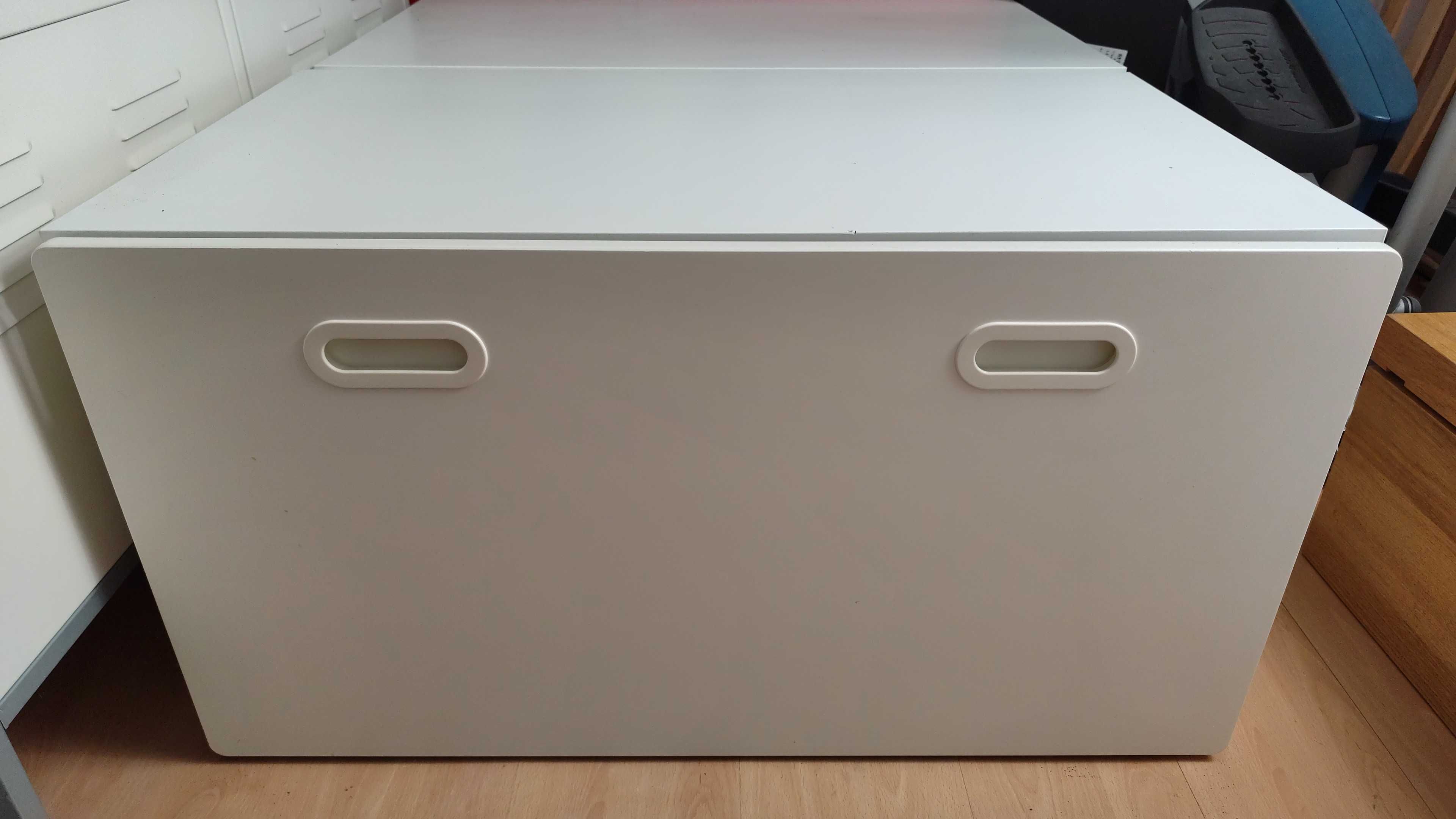 Móveis IKEA brancos