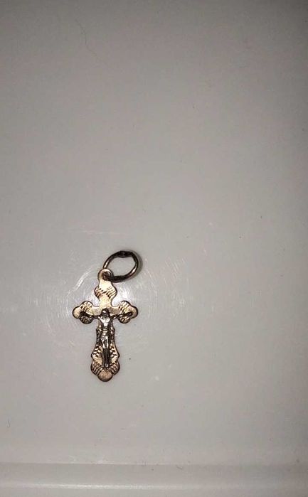 Золотий хрест з розп'яттям