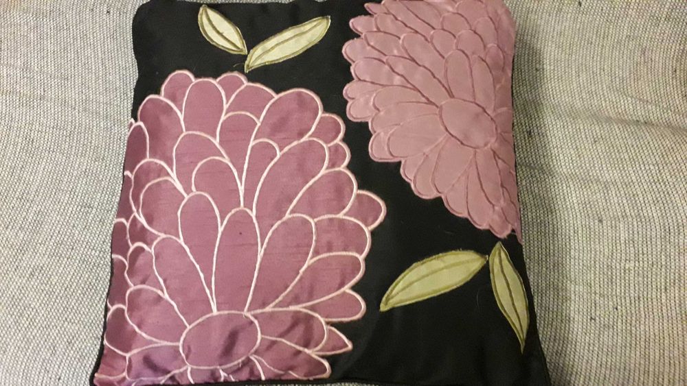 Almofada preta com lindas flores em rosa e verde