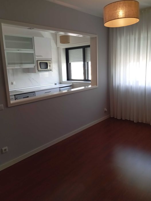 T2 Remodelado | 73,5m2 | Garagem | Vistas e METRO À PORTA