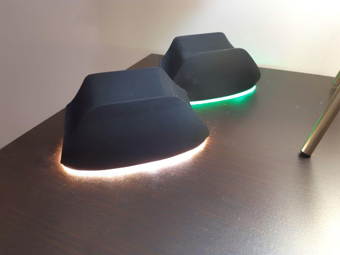 Stand pada Xbox series one świecący