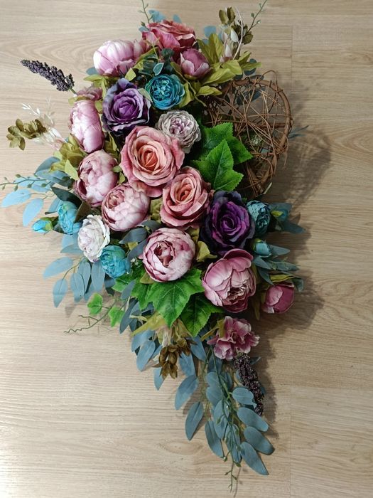 Kompozycja nagrobna z róż i piwoni