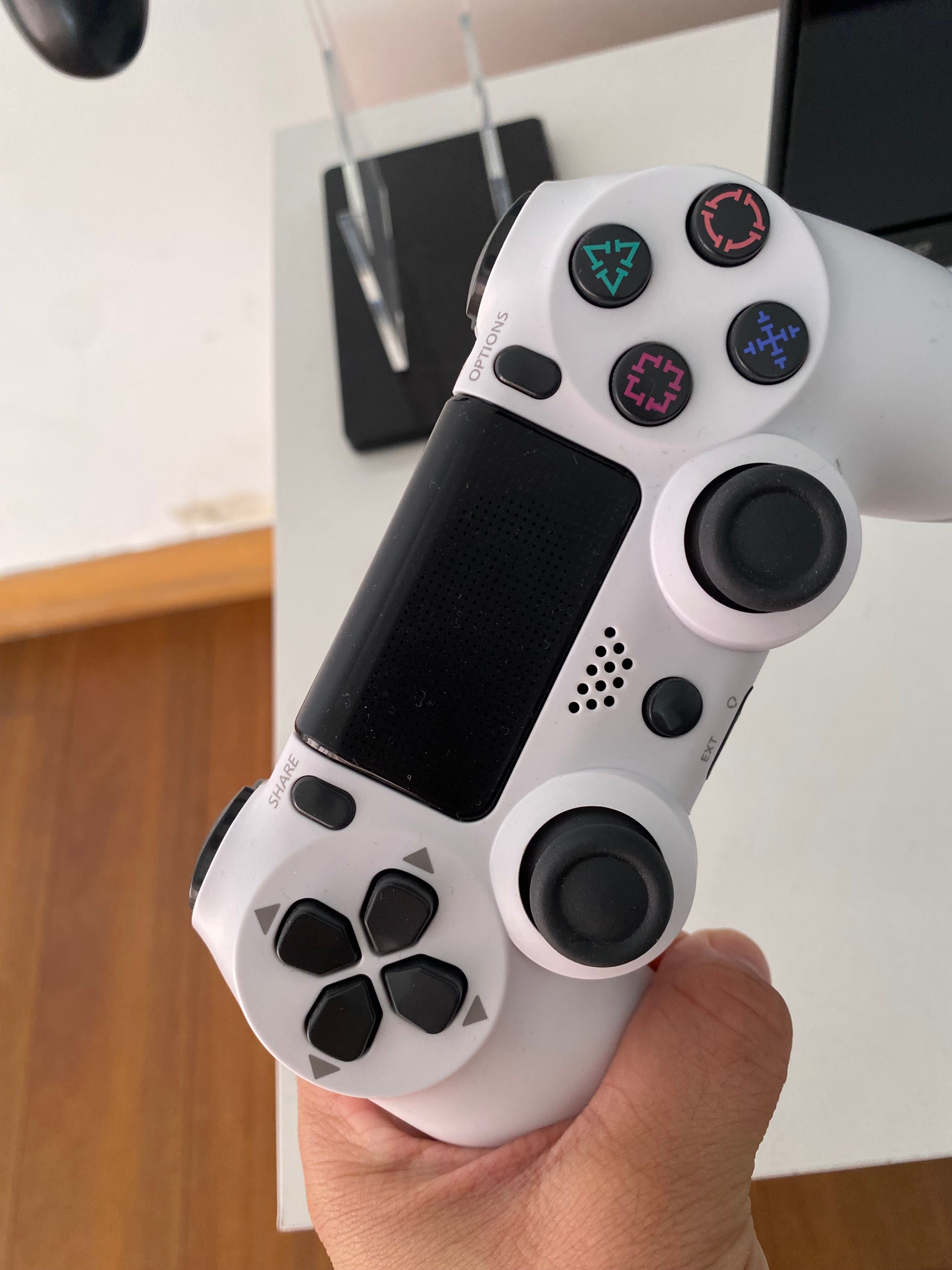 PS4 com dois controles