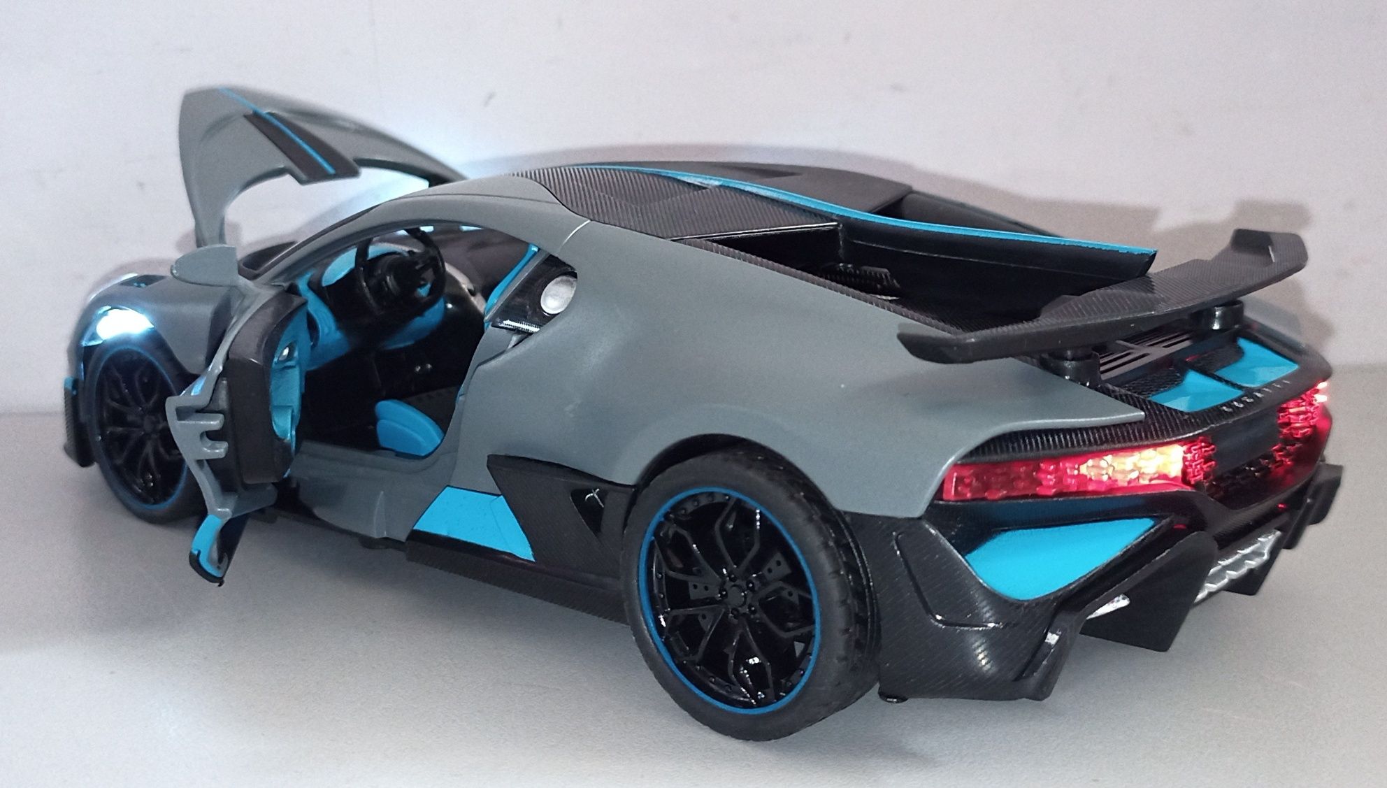 Машинка BUGATTI DIVO модель 1:24 "Автосвіт". Металл, звук, свет