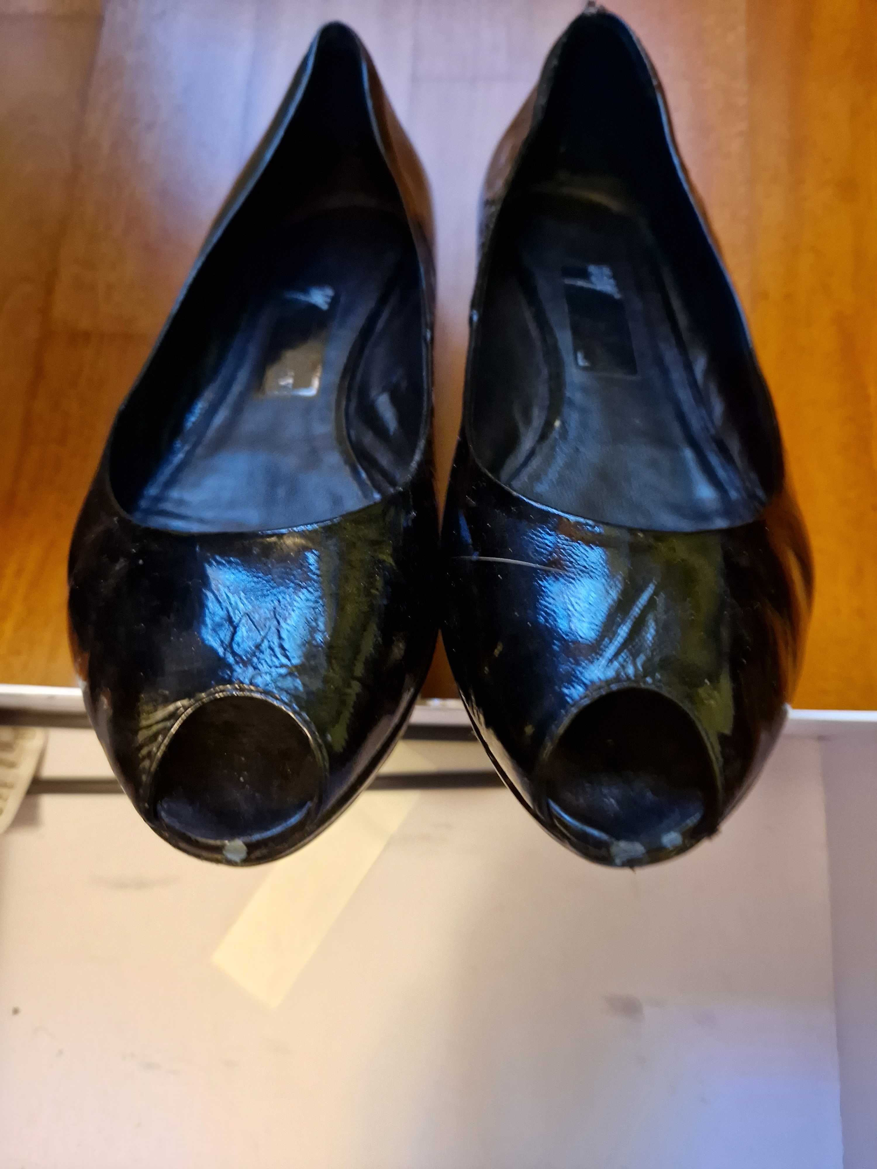 Buty damskie, czółenka z wycięciem na palec, roz. 39 czarne,  włoskie