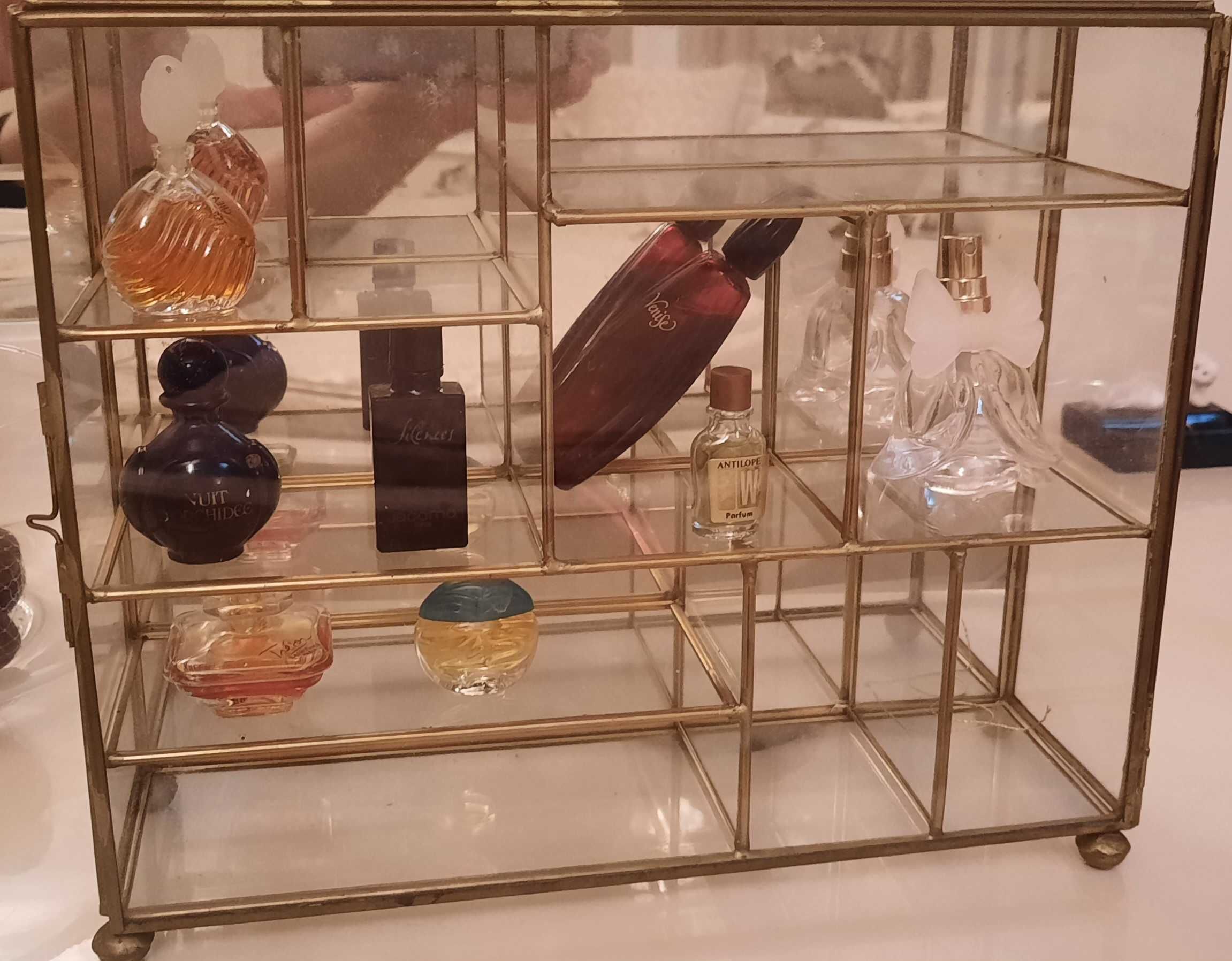 Expositor em vidro com 8 miniaturas de perfume
