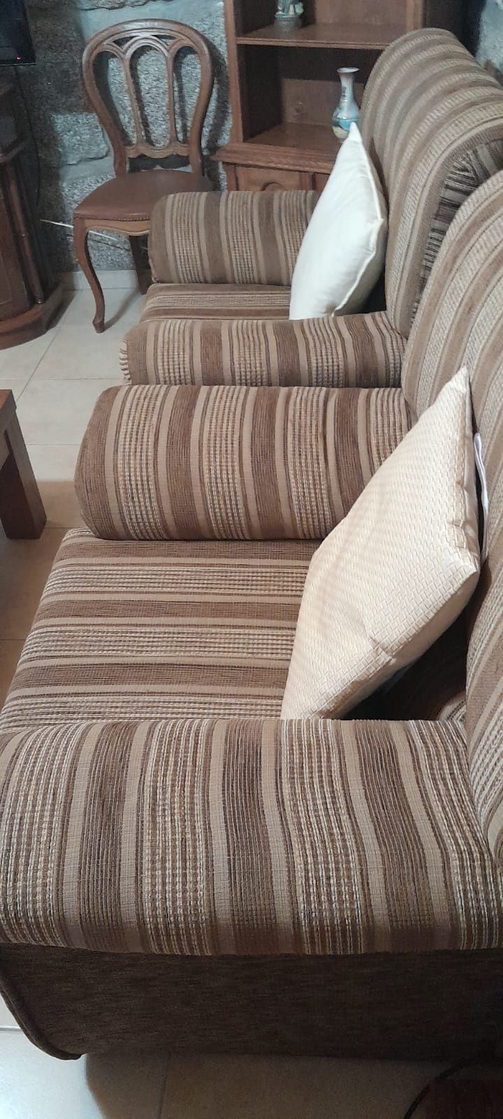 3 sofás em tecido, um deles sofá cama