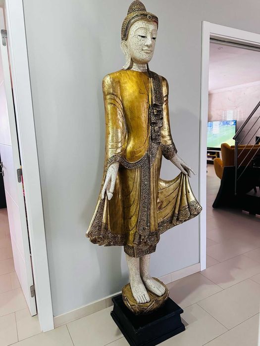 Estatua deusa em dourado e branca