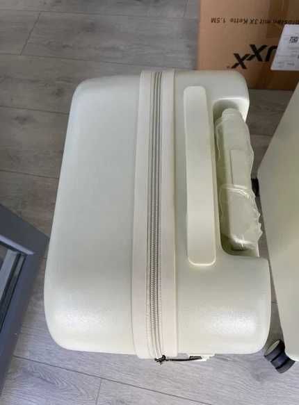 Walizka podróżna średnia twarda biała/kremowa 4 kółka na szyfr