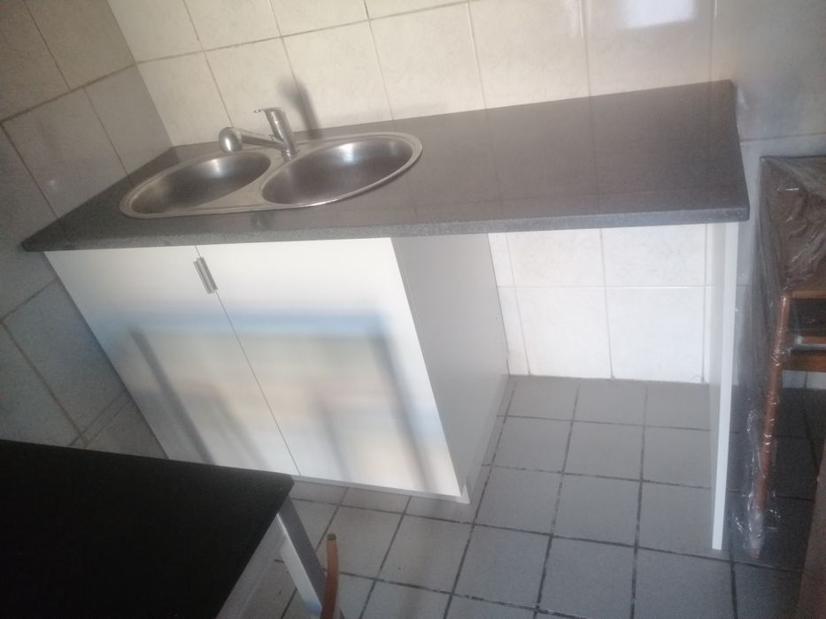 Balcão de cozinha novo com granito e banca.