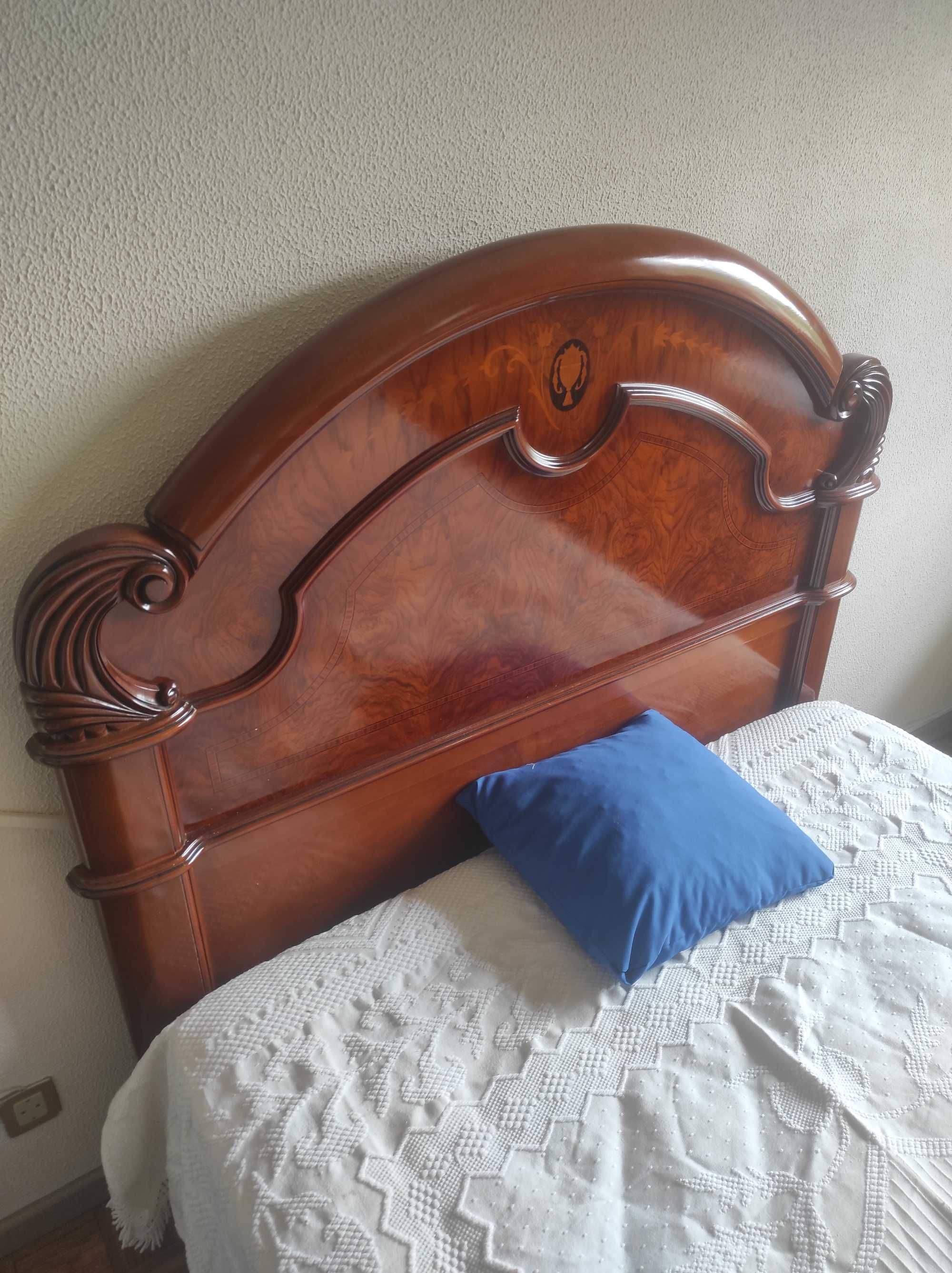 Cama de casal completa,estrado e colchão,preço para desocupar.