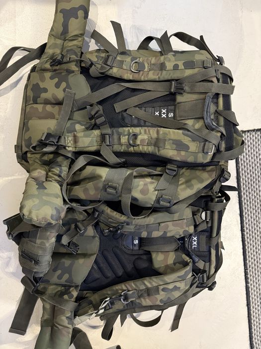 Dwa plecaki piechoty górskiej, zasobniki