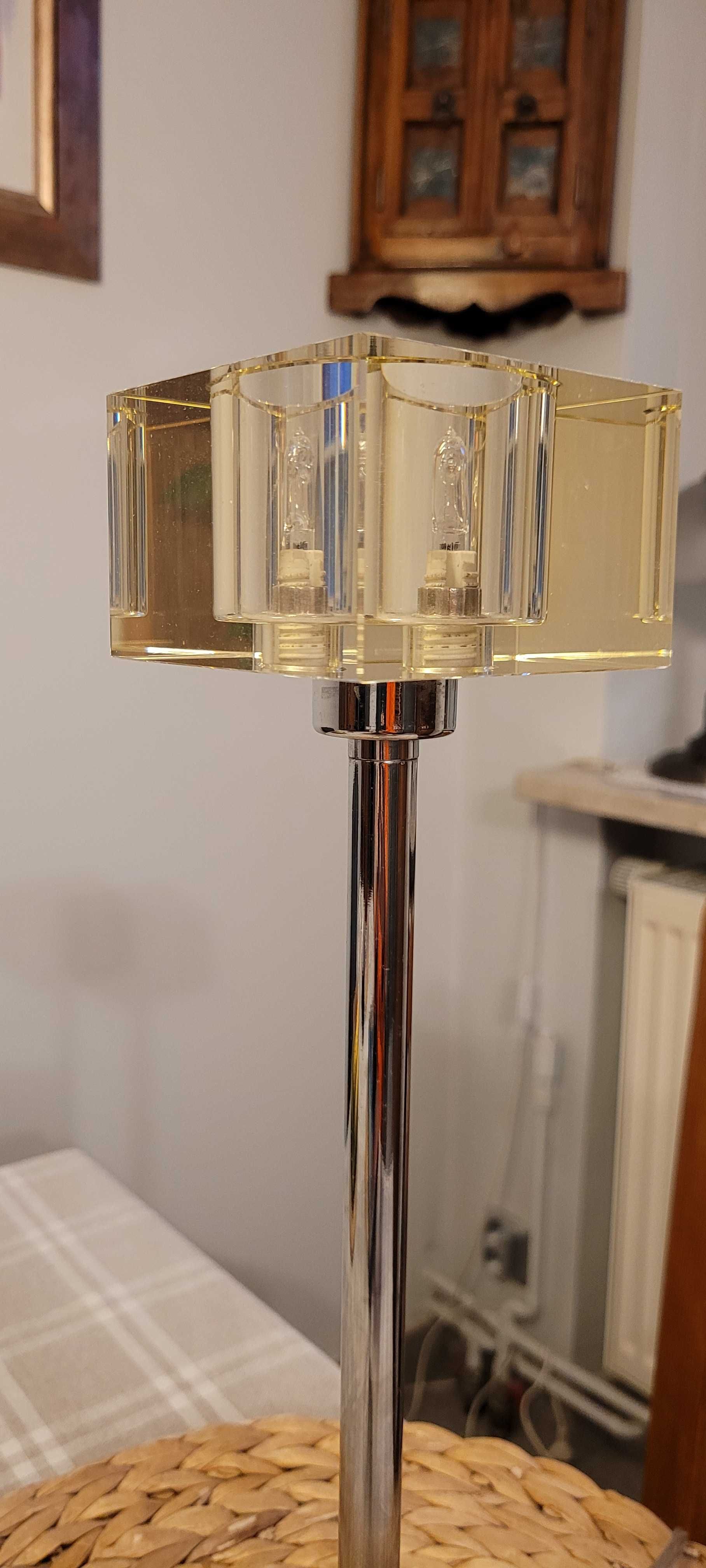 Nowoczesna lampa stojąca