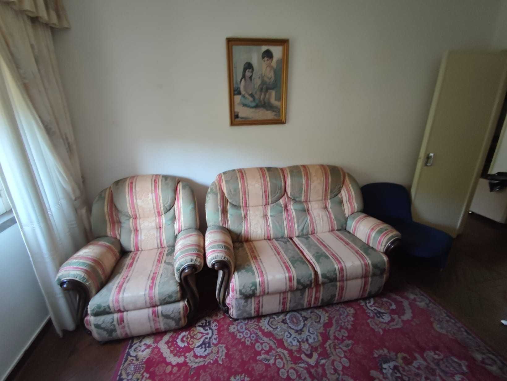 1 sofá de 2 lugares e 1 sofá de um lugar