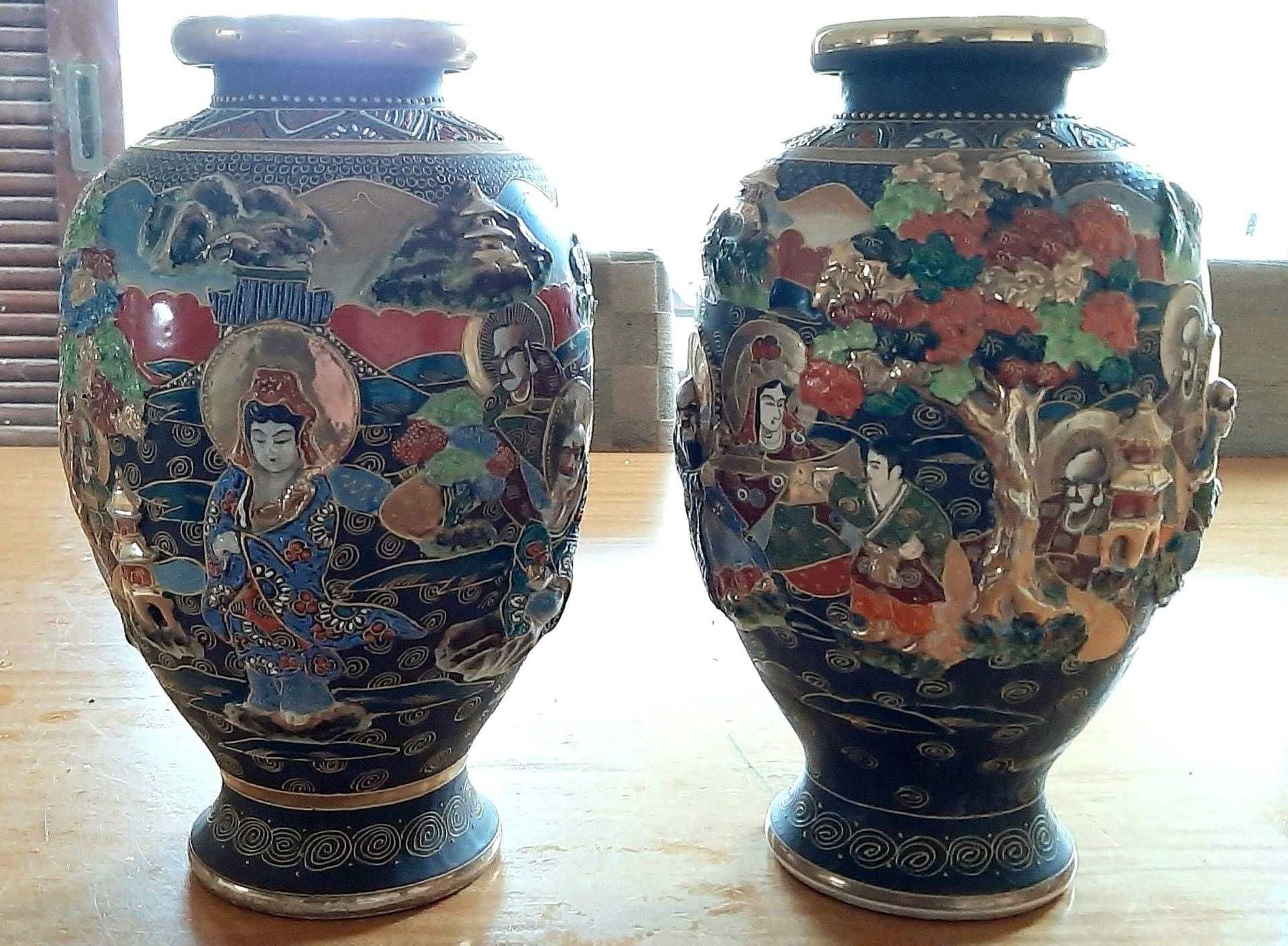 Vasos antigos japoneses em relevo assinados