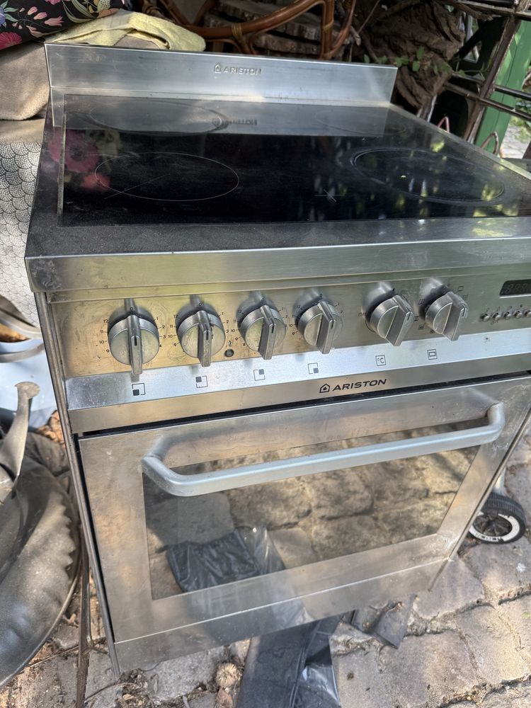 Kuchenka elektryczna inox Ariston wolnostojaca