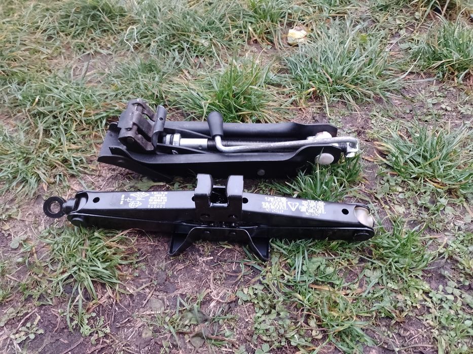 Lewarek (podnośnik) samochodowy