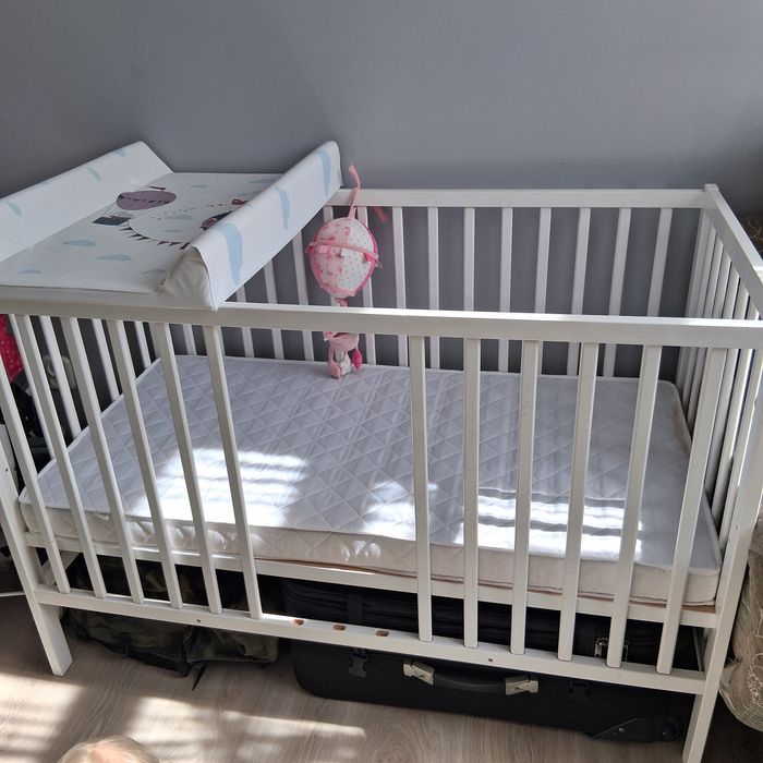 Drewniane łóżeczko dziecięce