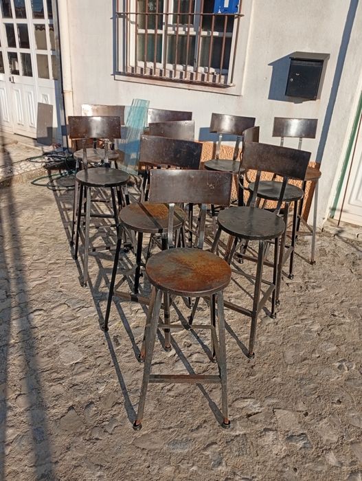 Cadeiras altas em ferro