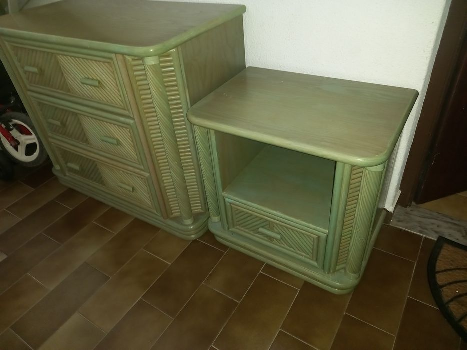 Cómoda e mesa de cabeceira