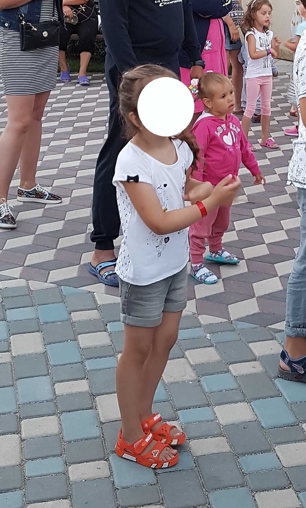 Бавовняна футболка з зайчиками George на дівчинку