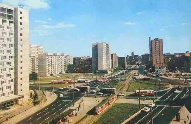 Centrum, al. Jana Pawła II, przy rondzie ONZ - dwie linie metra