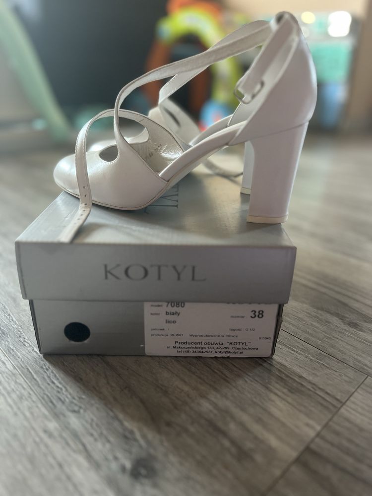 Białe buty Kotyl 38 czółenka na słupku