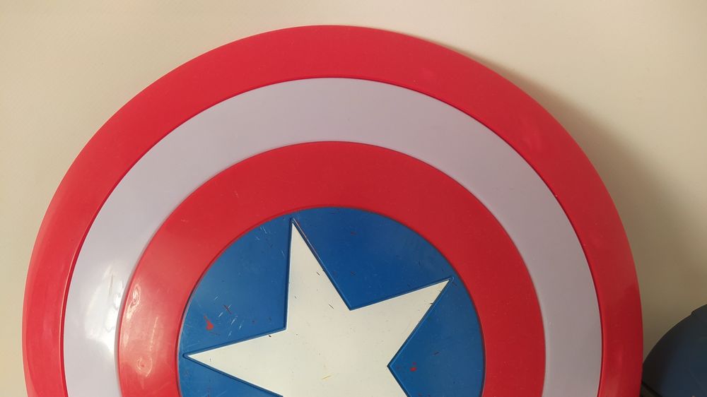 Капитан Америка боевой набор щит свет и звук и маска свет от Хасбро