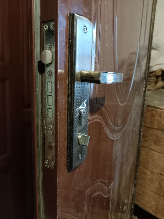 Вхідні двері металеві 1.98х0.77 з коробкою