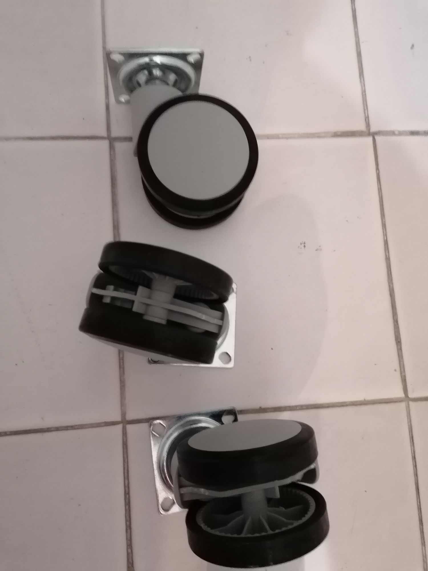 5 Rodízios / Rodas metal e plástico preto e cinza.