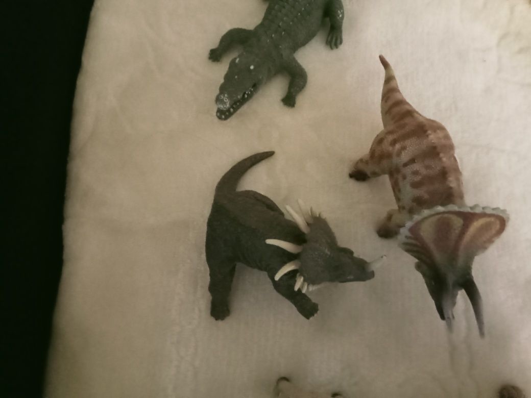 Animais em miniatura vários tamanhos selvagens e dinossauros, de quali