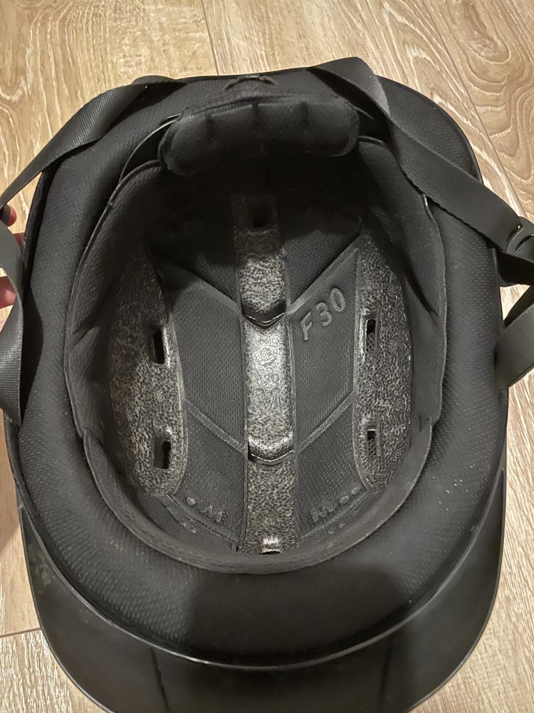 Kask jeździecki pilne