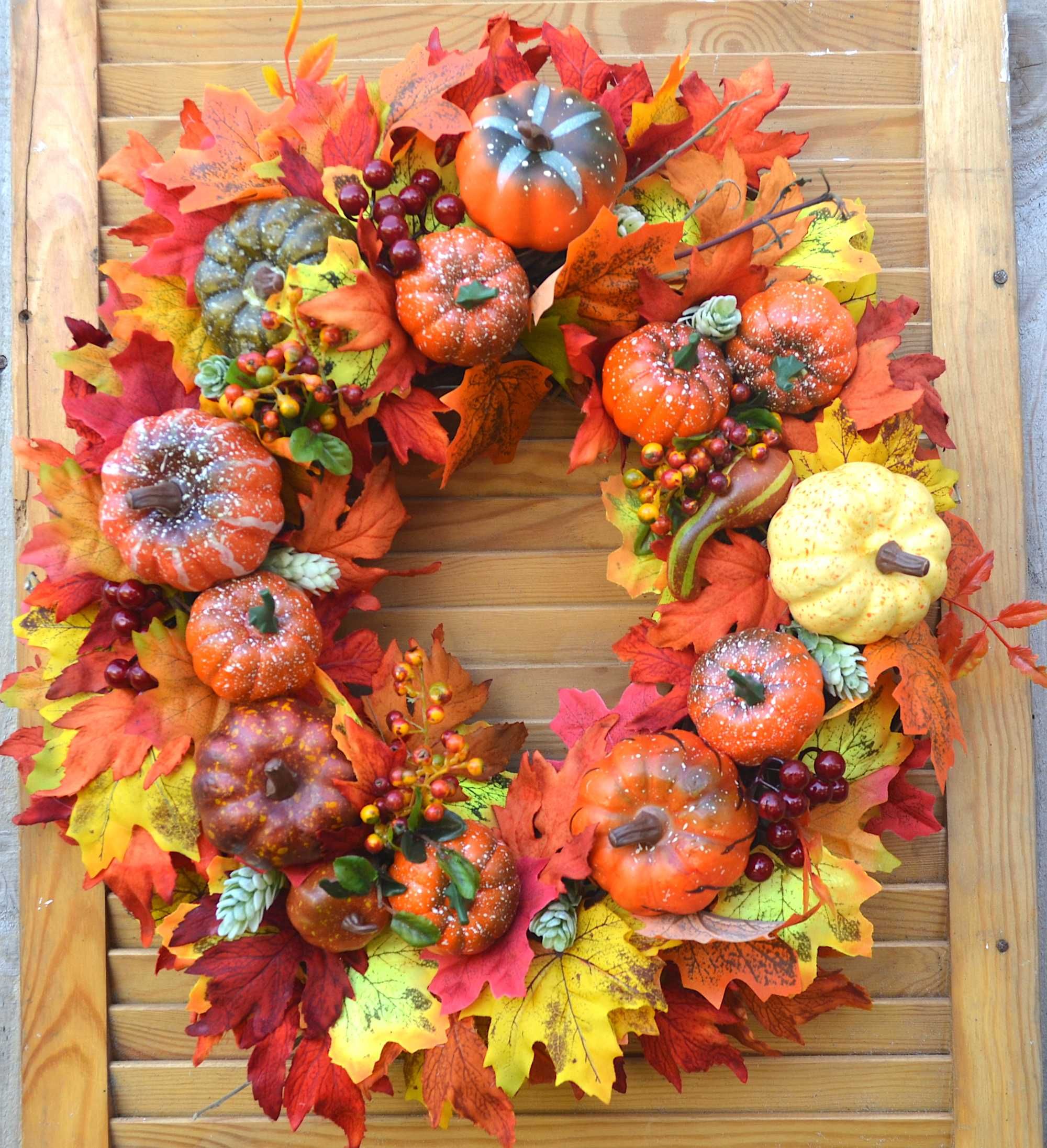 Осенний декор - венок на лозе,с гарбузами, листьями, хмелем, ягодами