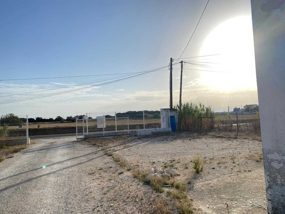 Arrenda-se Armazem em Benavente, boa localização. Só com Contracto.