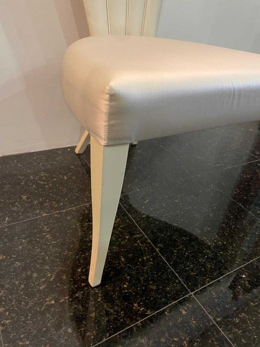 Cadeira design moderno em branco pérola de exposição