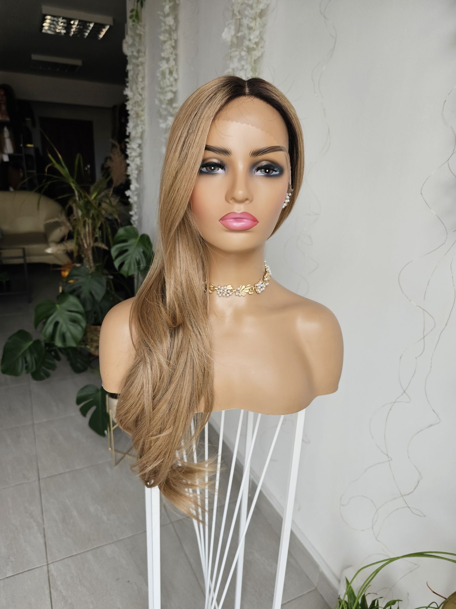 Długa peruka piaskowo-beżowy blond z odrostem Miranda naturalna fryzur