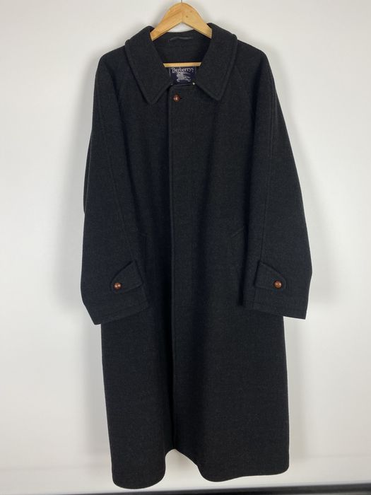 Klasyczny czarny plaszcz vintage burberry w krate burberry brit