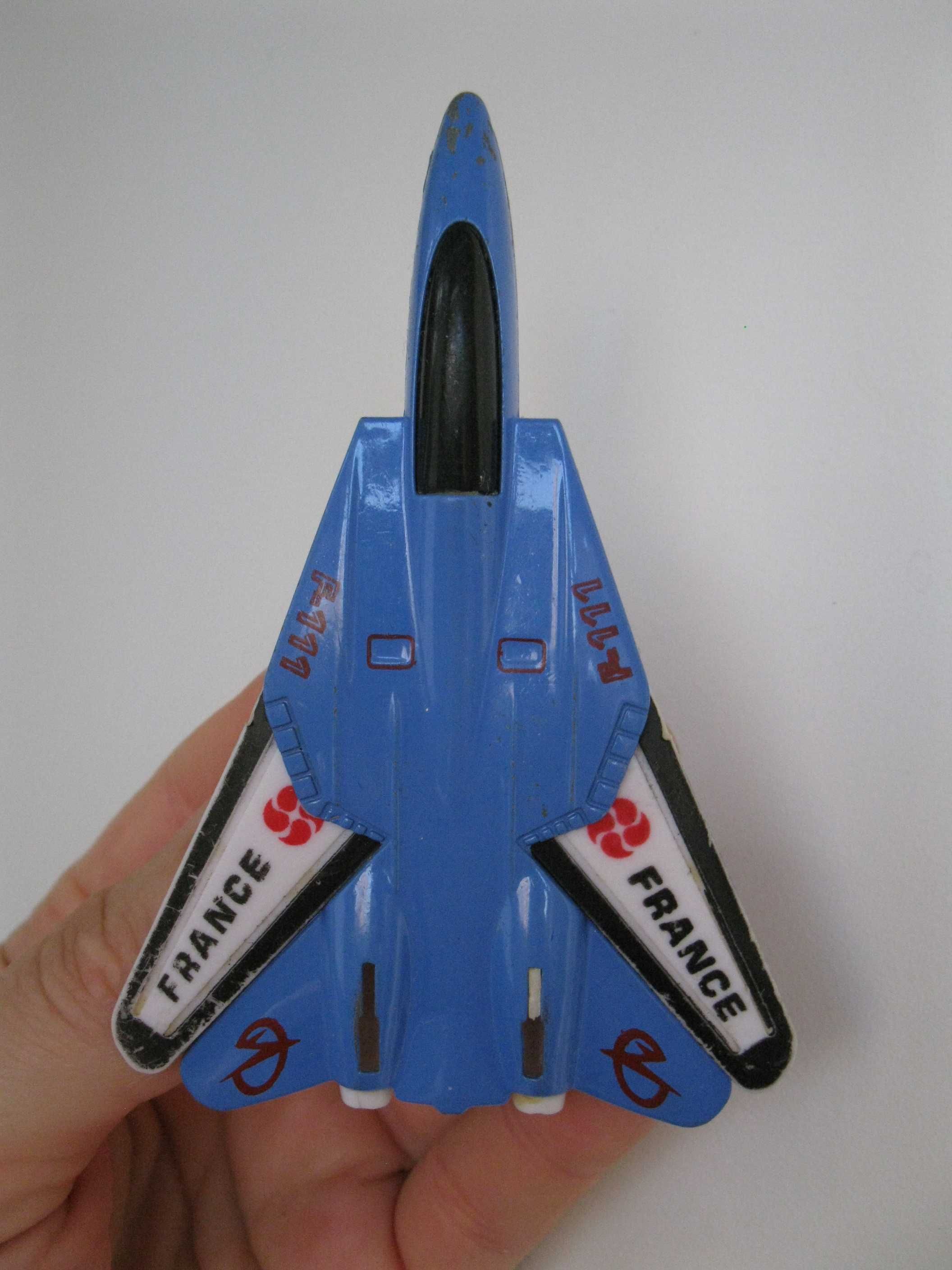 модель самолёта F-111 первый самолёт крылом изменяемой стреловидности
