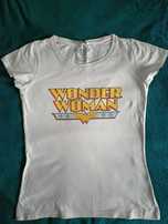 Biały T-shirt z nadrukiem wonder woman house