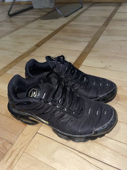 Nike Air Max Plus (TN) у чорному кольорі з золотими вставками.