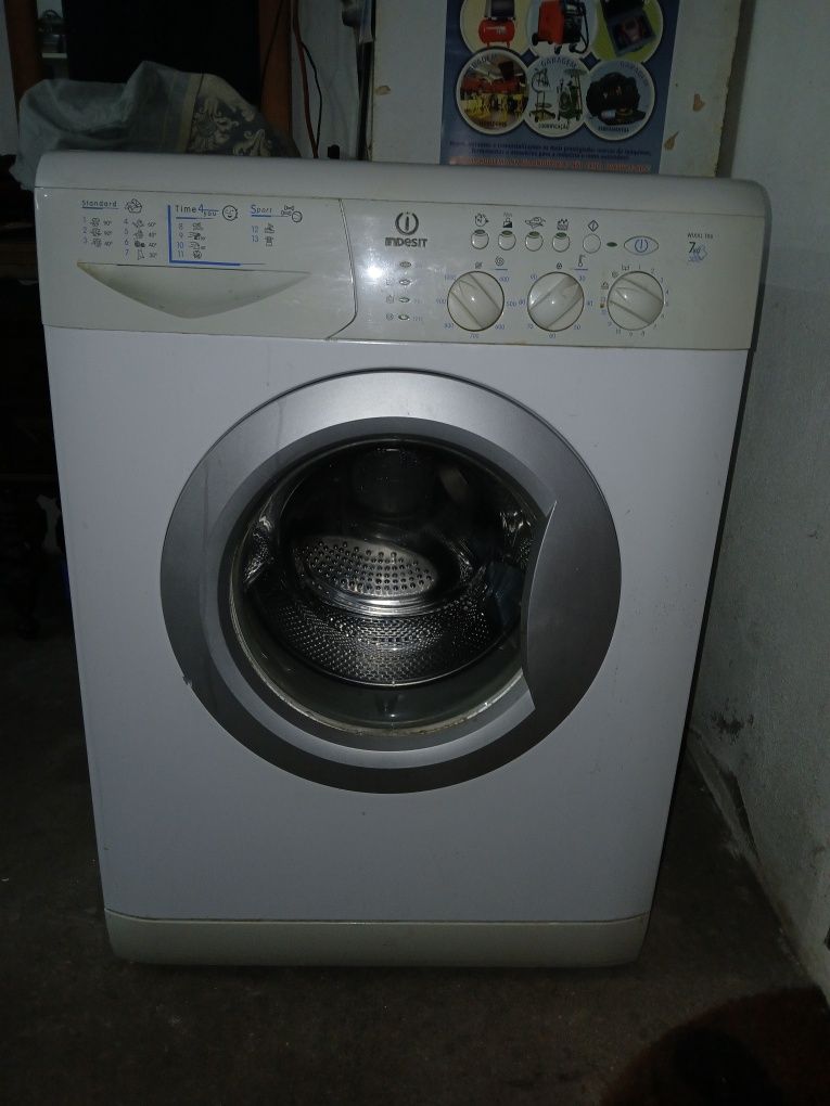 Maquina de lavar roupa marca Indesit