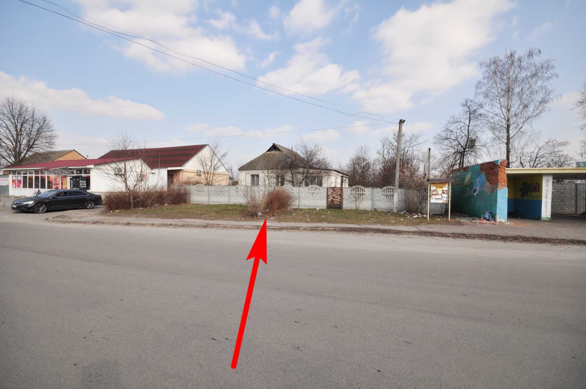 Будинок біля магазину в центрі с. Фурси!