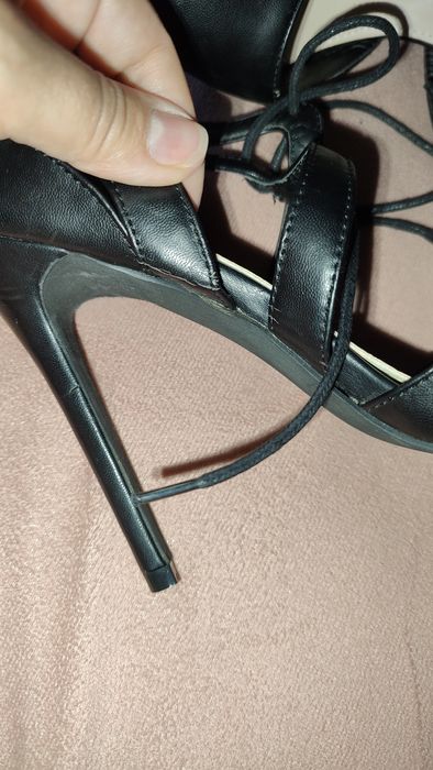 Чорні босоніжки на зав'язках