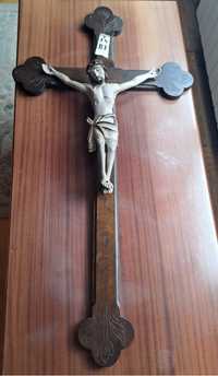 drewniany krzyż z Jezusem